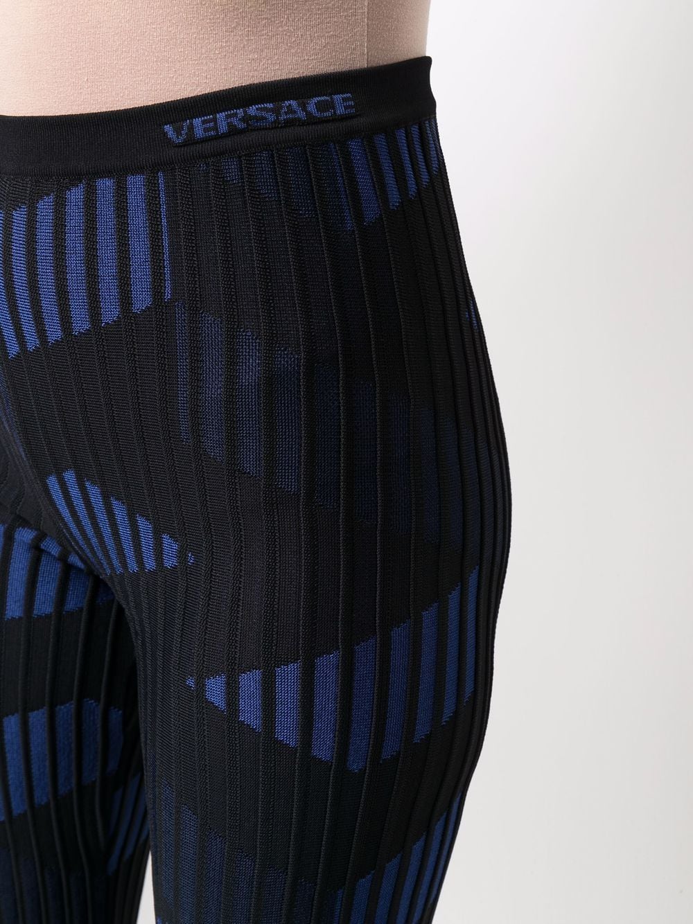 фото Versace жаккардовые брюки с геометричным узором