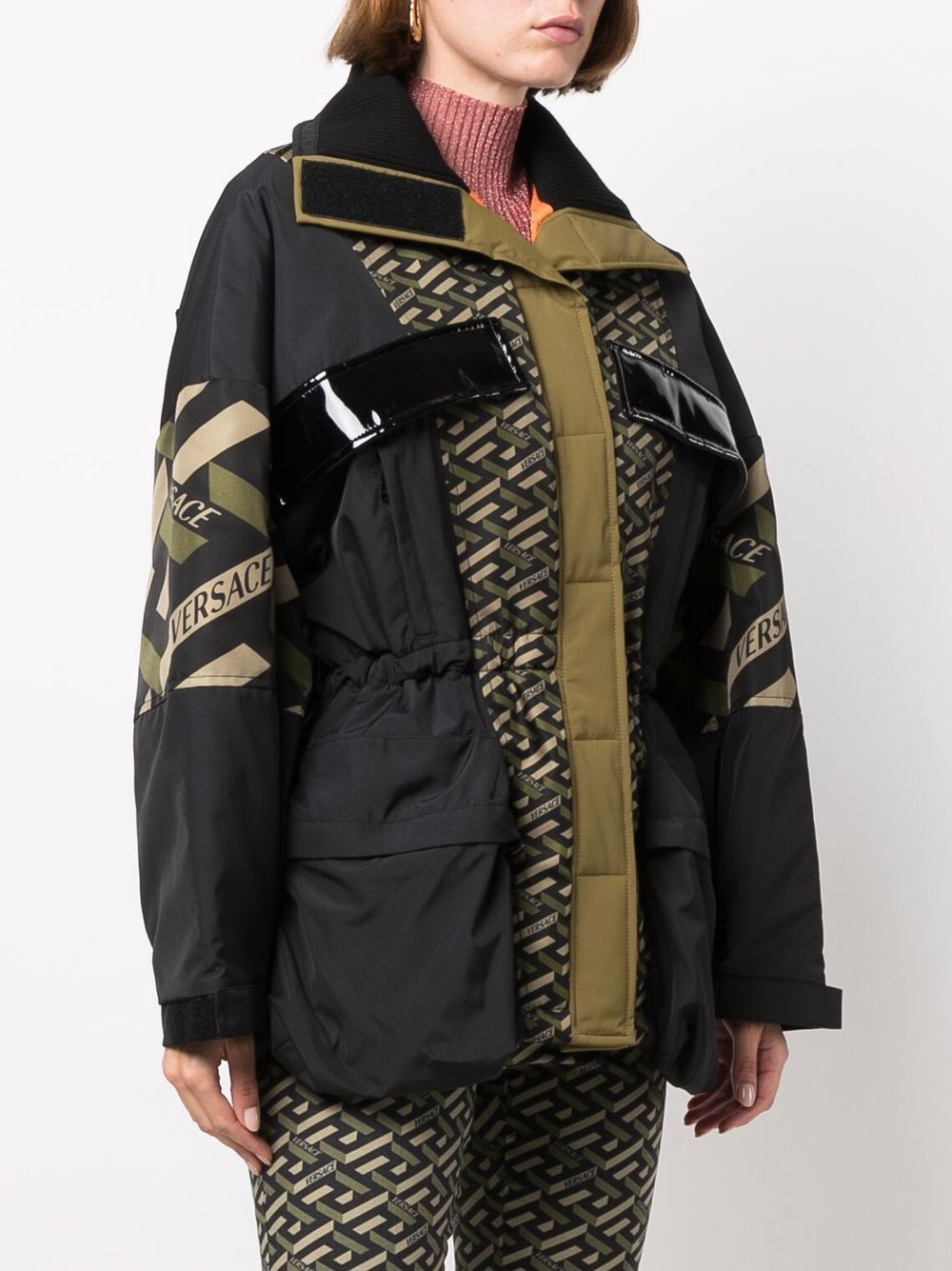 фото Versace куртка с капюшоном и узором greca
