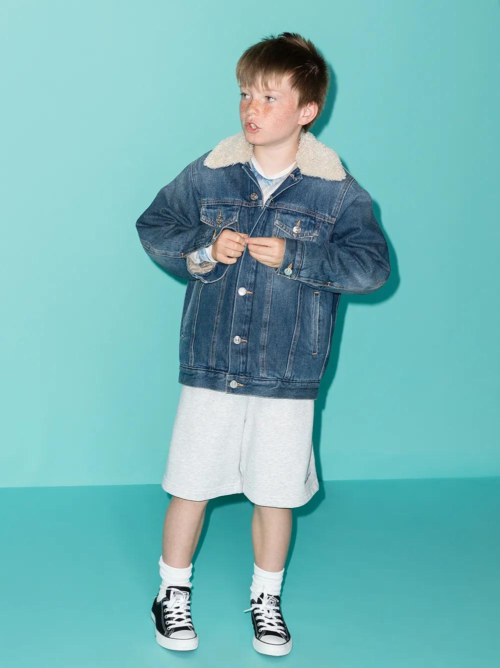 фото Mm6 maison margiela kids джинсовая куртка с воротником из овчины