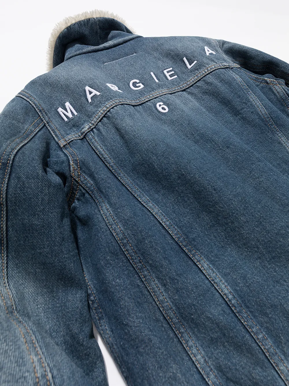 фото Mm6 maison margiela kids джинсовая куртка с воротником из овчины