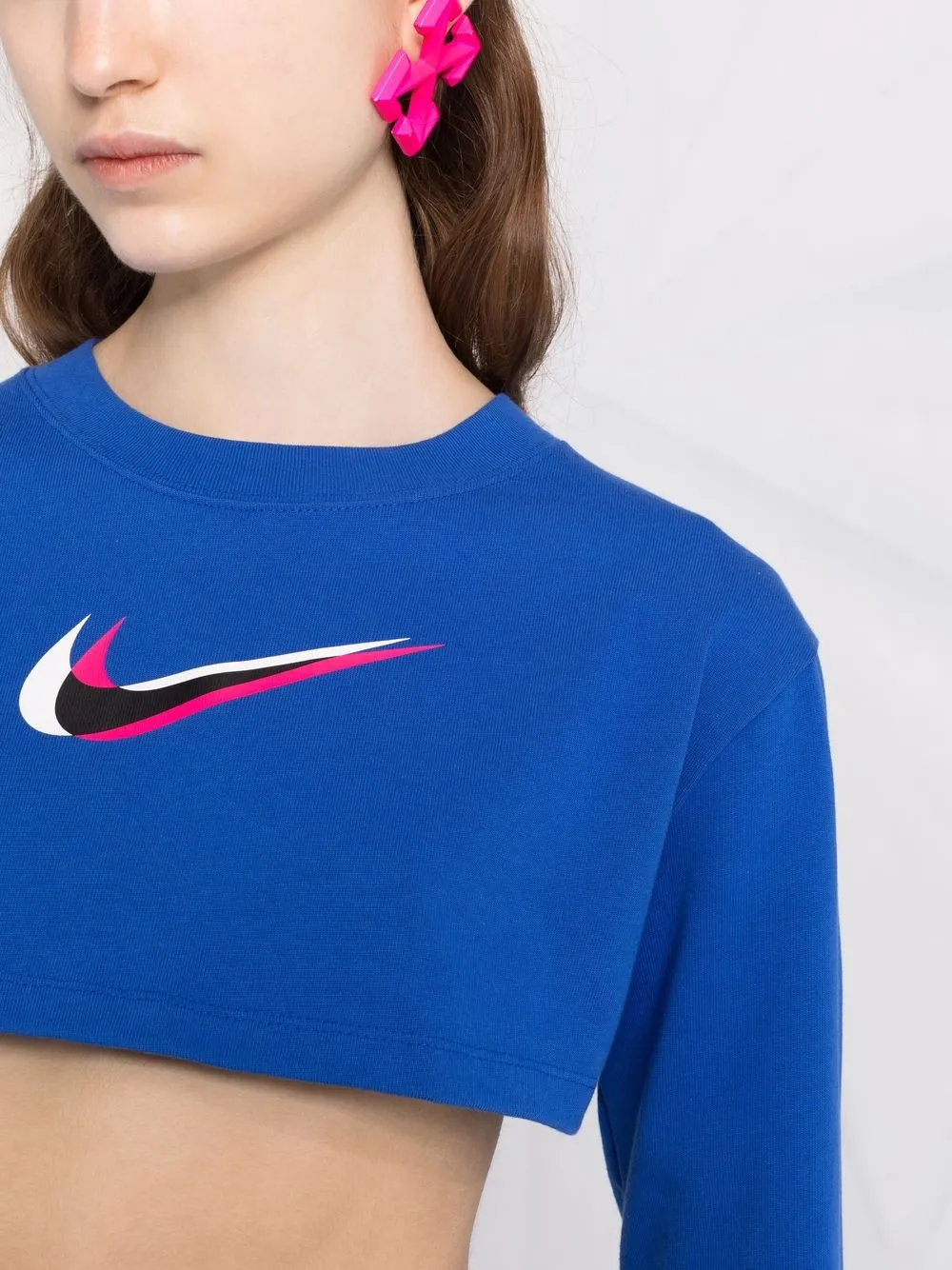 фото Nike укороченный свитер с принтом swoosh