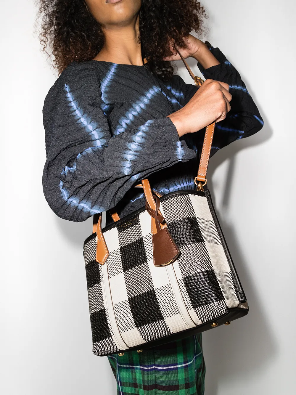 Imagem 2 de Tory Burch TORY PRRY GNGHM SML TRPLE CMPRTMNT TTE B