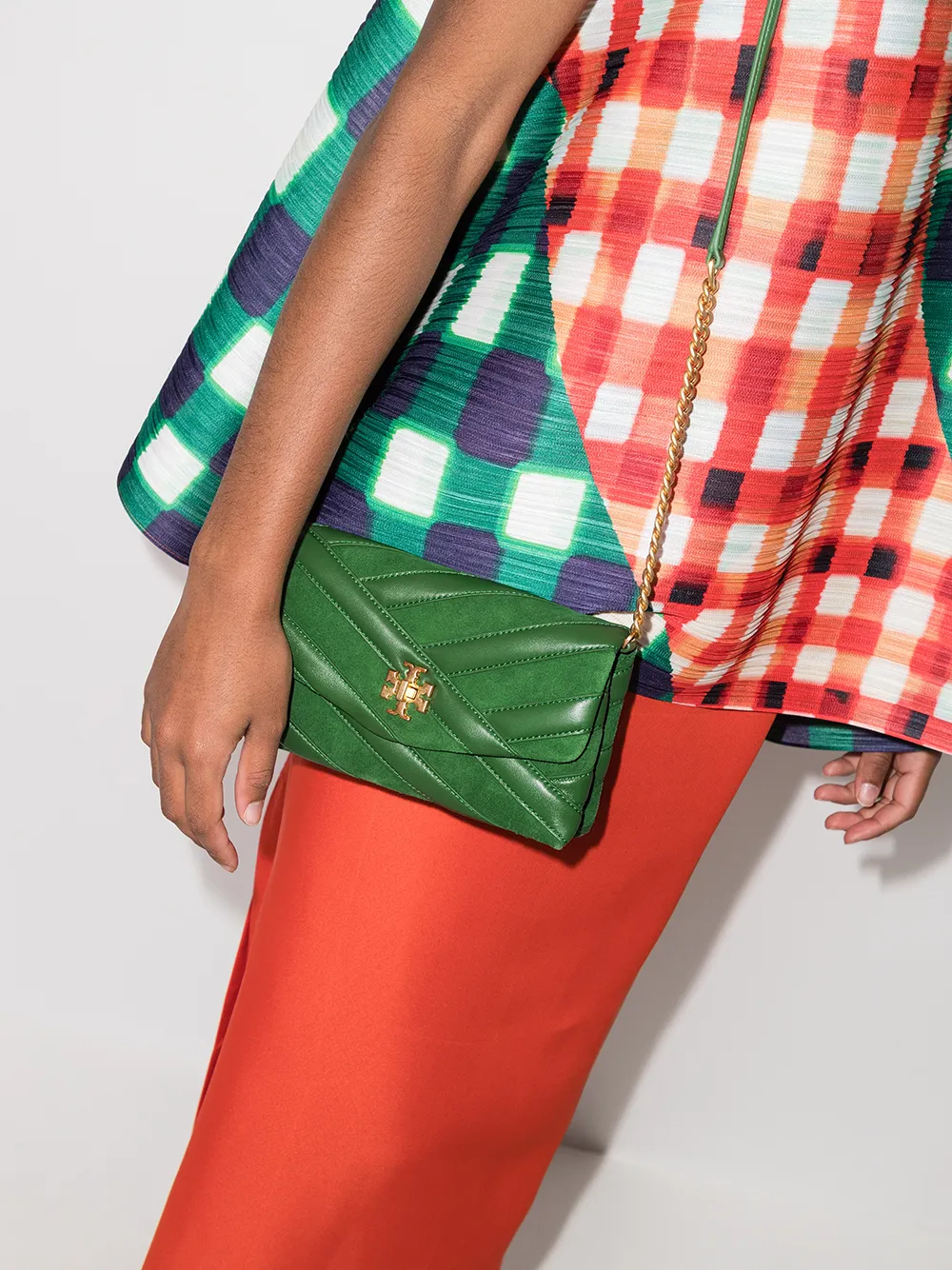 Imagem 2 de Tory Burch Carteira Kira chevron com alça de corrente