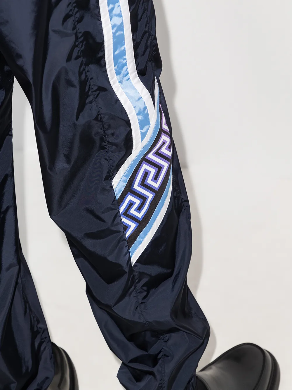 фото Versace зауженные спортивные брюки с узором greca