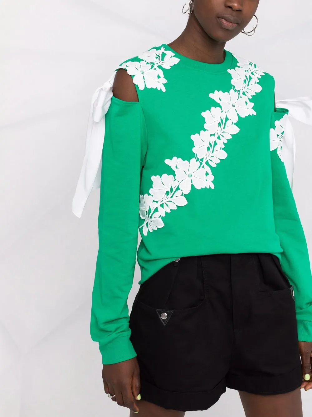 фото Gina толстовка с цветочной аппликацией