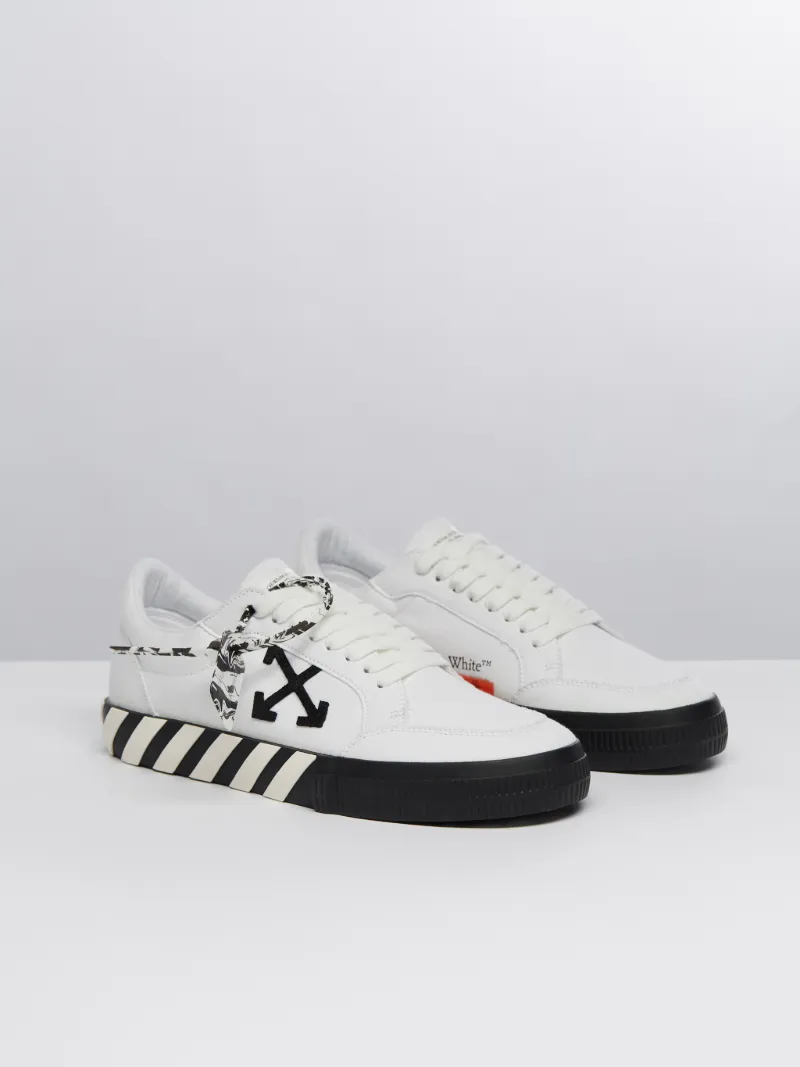 Low vulkanisierte Sneakers