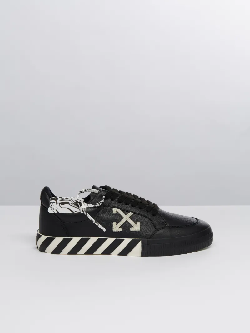 Low-top vulkanisierte Sneakers