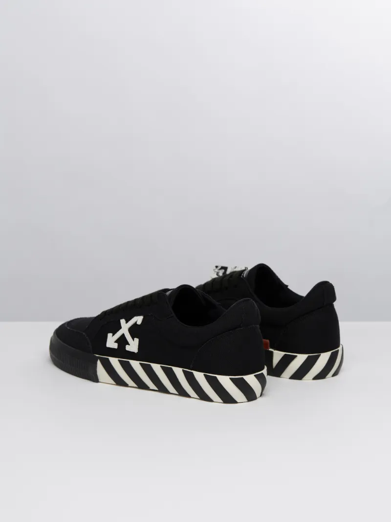 Low vulkanisierte Sneakers