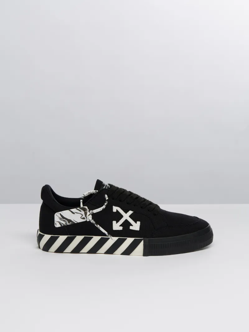 Low vulkanisierte Sneakers