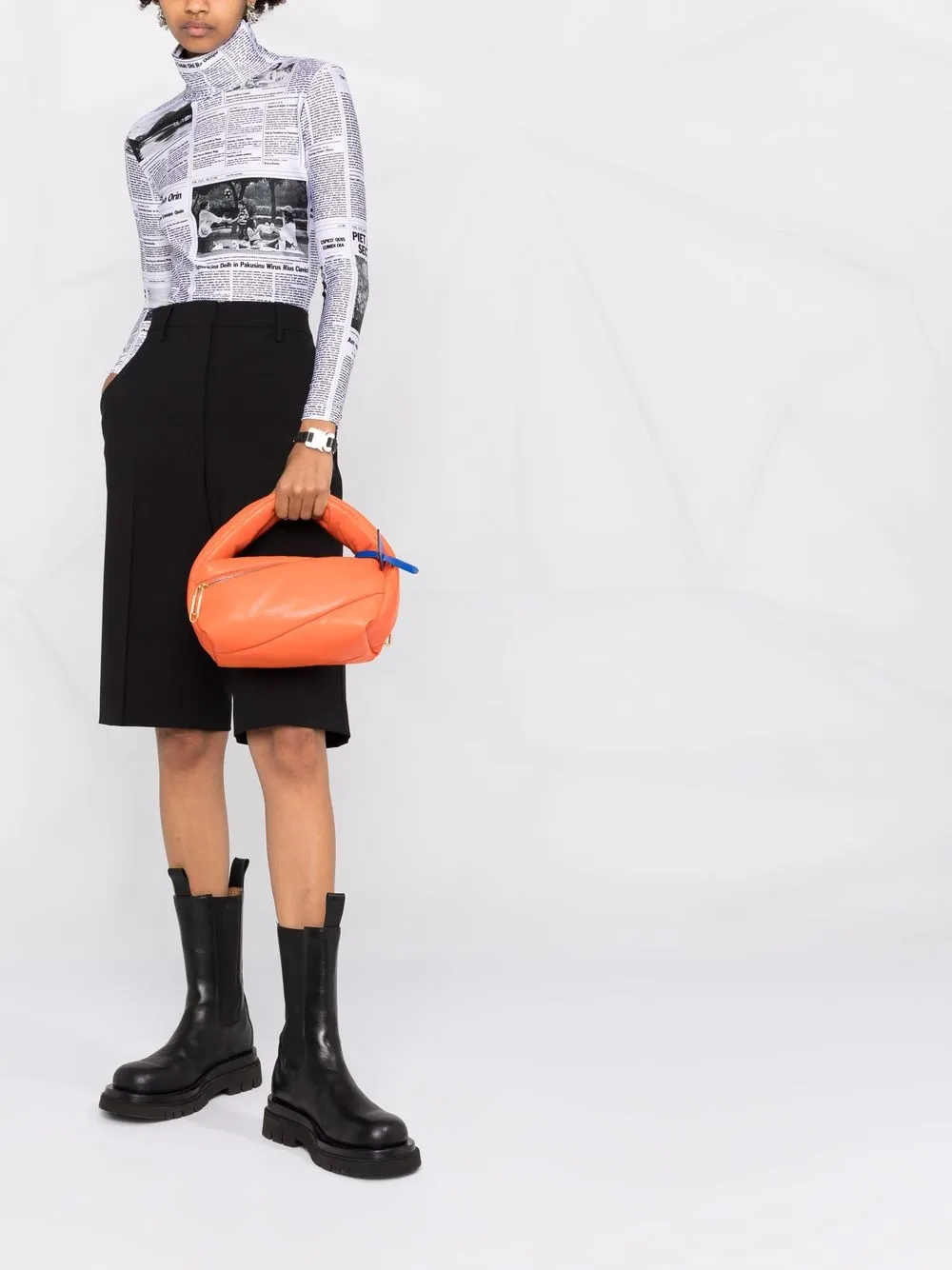 الصورة 2 من Off-White شنطة عملية 'بامب بوتش'