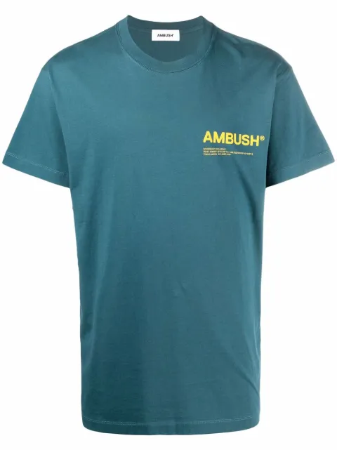 AMBUSH تيشيرت قطن بطبعة شعار الماركة