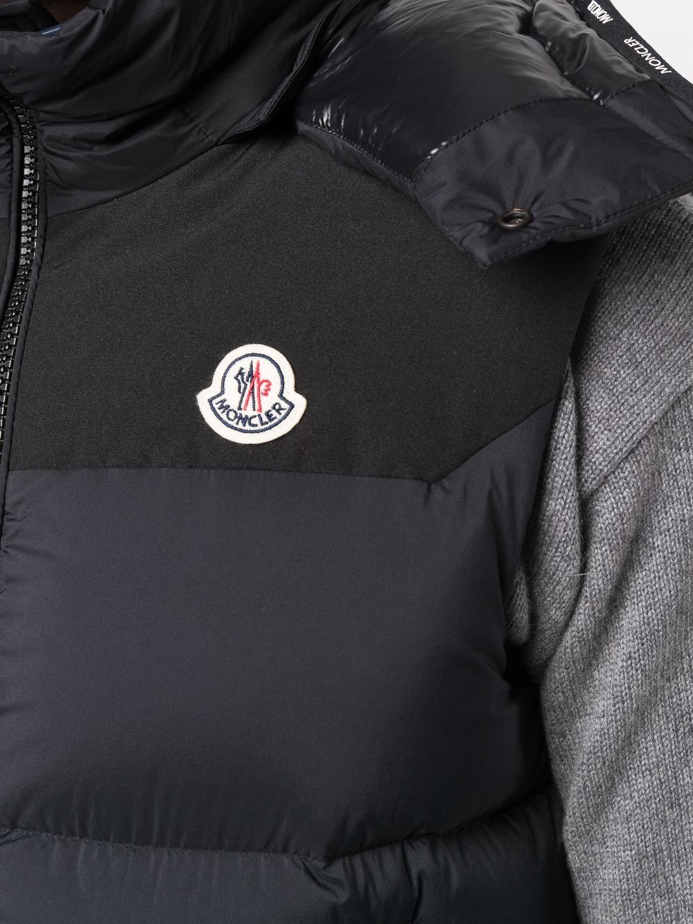 фото Moncler дутый жилет с нашивкой-логотипом