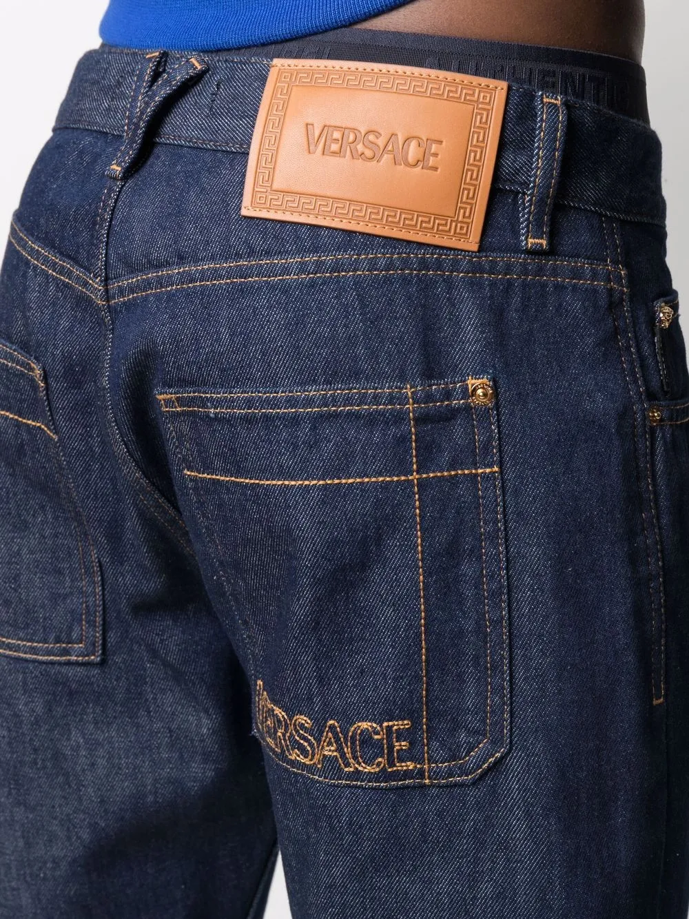 фото Versace прямые джинсы с вышитым логотипом