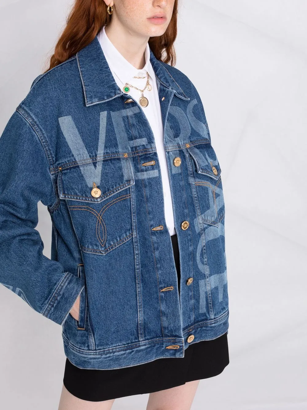 фото Versace джинсовая куртка с логотипом и узором greca