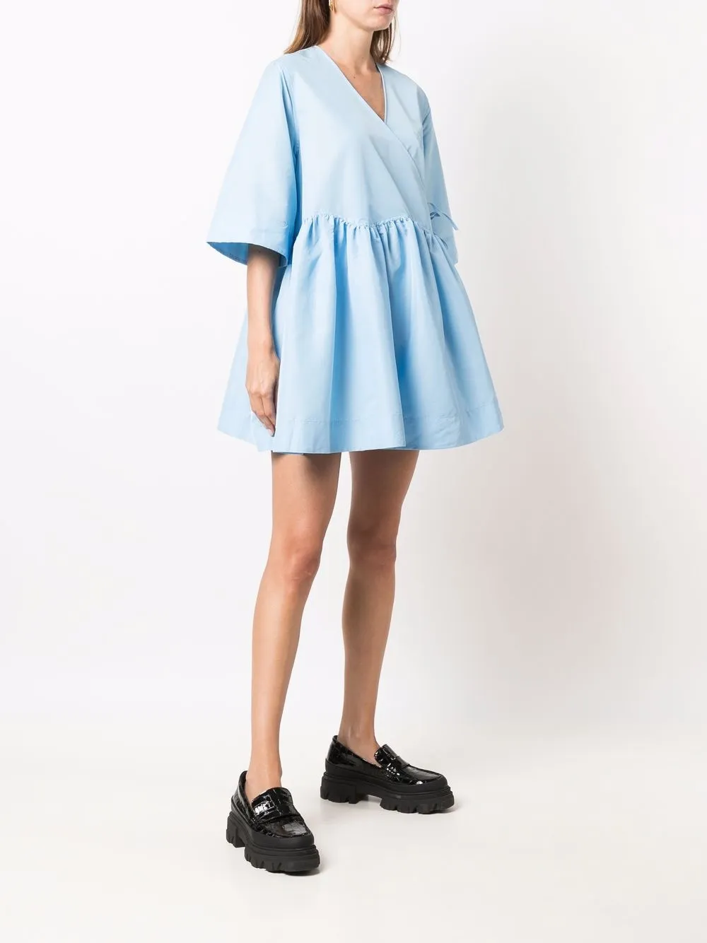 фото Ganni платье с запахом и широкими рукавами