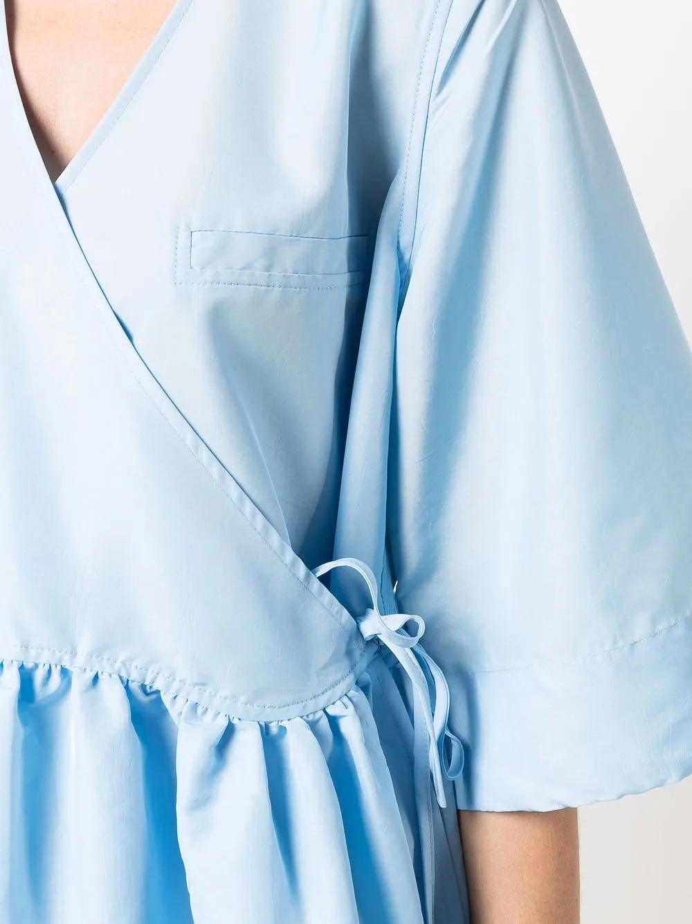 фото Ganni платье с запахом и широкими рукавами