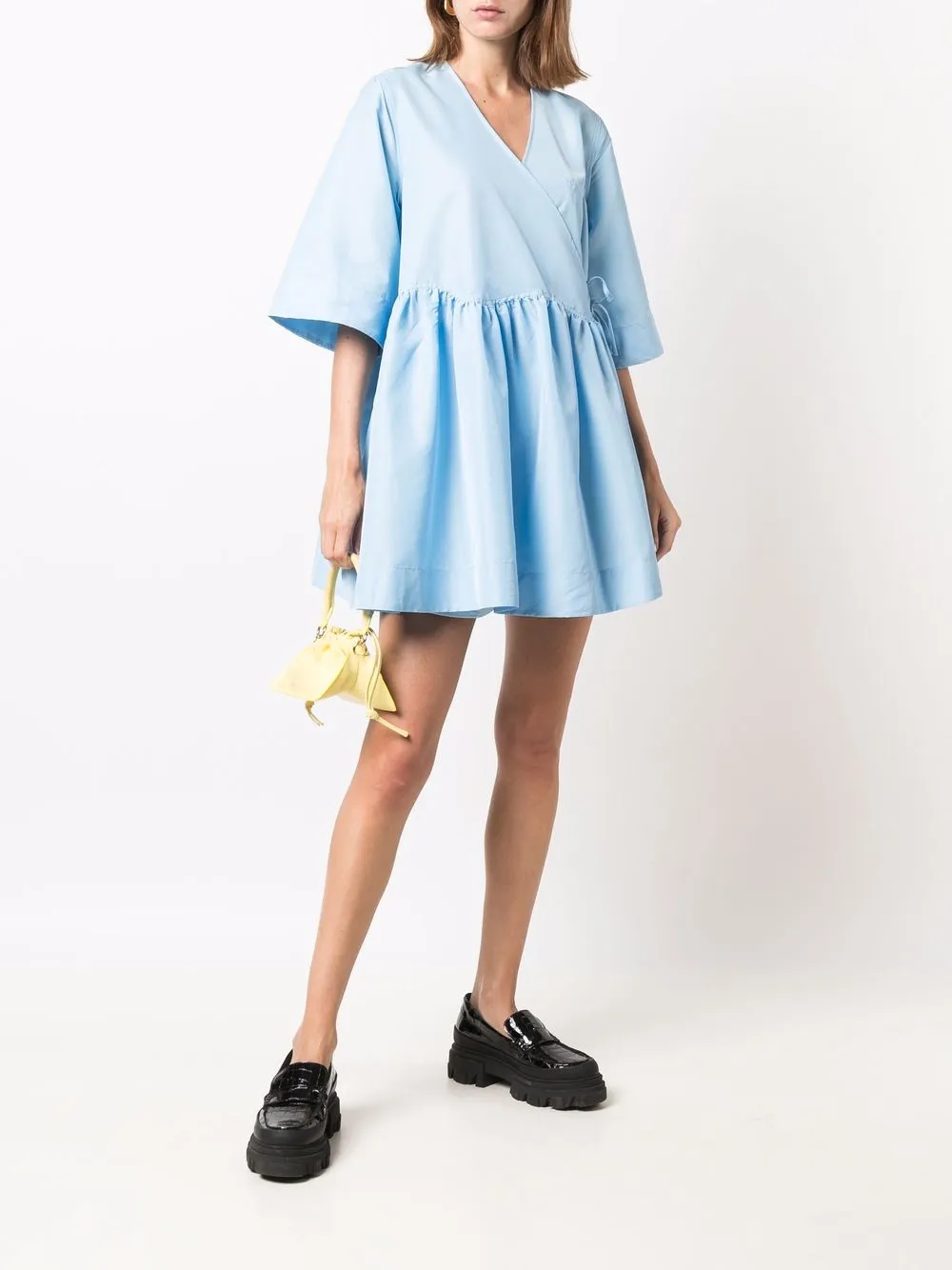 фото Ganni платье с запахом и широкими рукавами