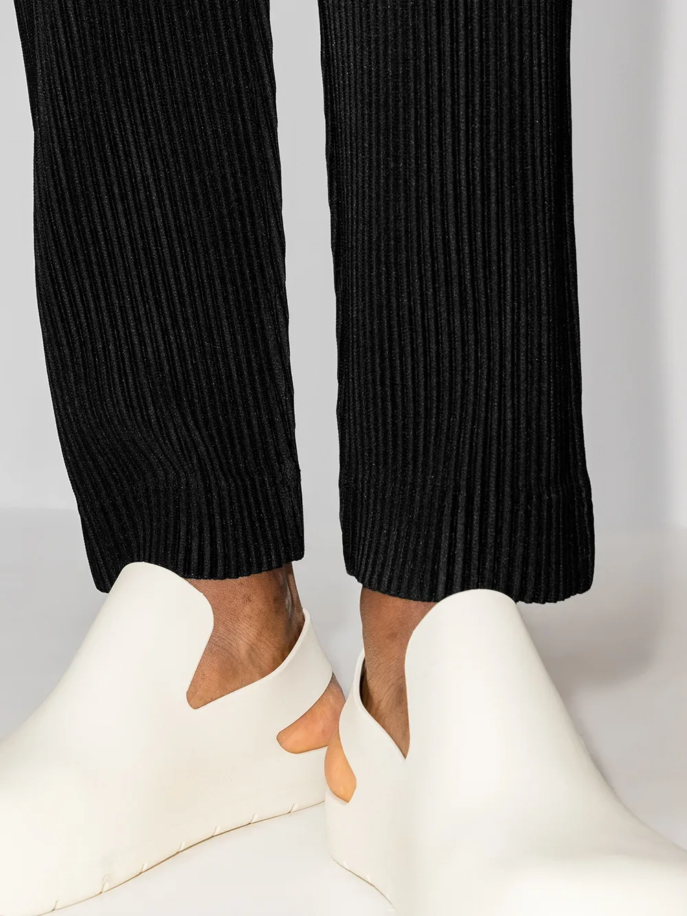 фото Homme plissé issey miyake зауженные плиссированные брюки с завышенной талией