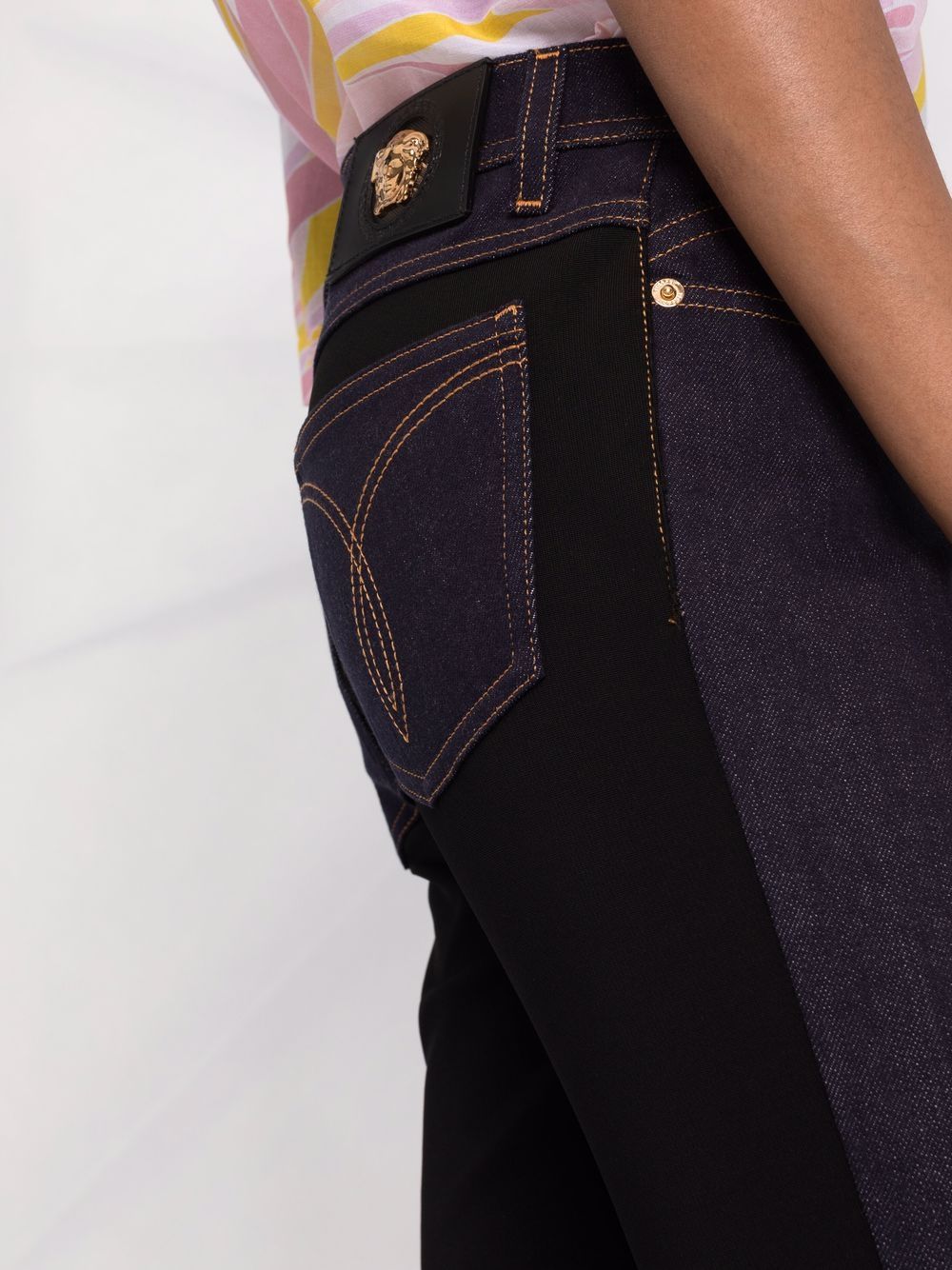 фото Versace узкие джинсы в технике пэчворк