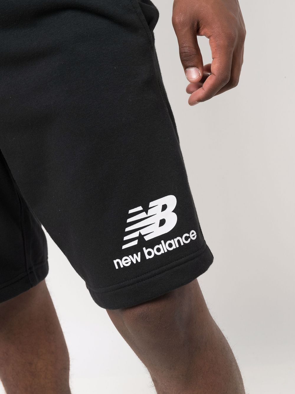 фото New balance спортивные шорты с логотипом