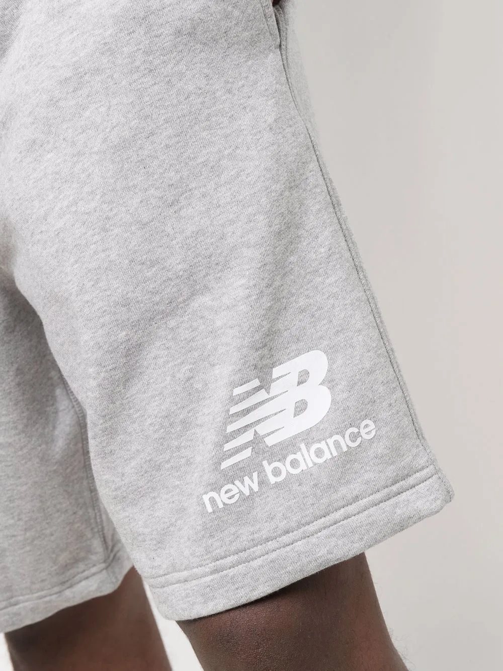 фото New balance спортивные шорты с логотипом