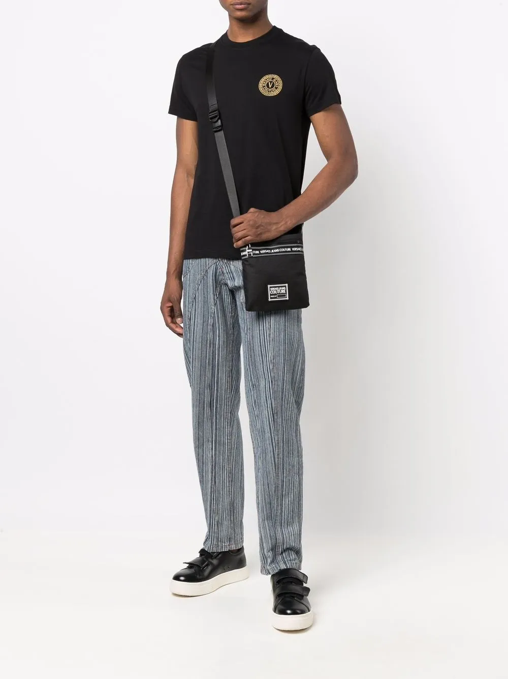 фото Versace jeans couture футболка с логотипом v-emblem