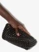 Bottega Veneta شنطة كلاتش جلد 'ستراكتشور' بتصميم إنترشياتو