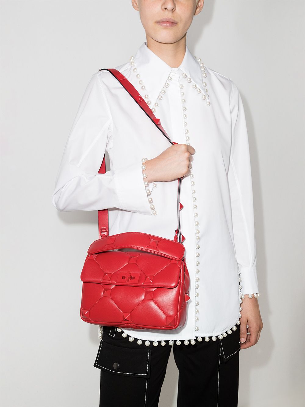 фото Valentino garavani roman stud leather shoulder bag