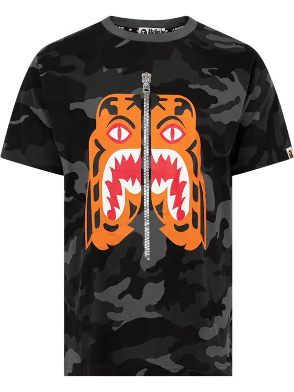 A Bathing Ape تيشيرت وودلاند كامو بطبعة جلد النمر Farfetch