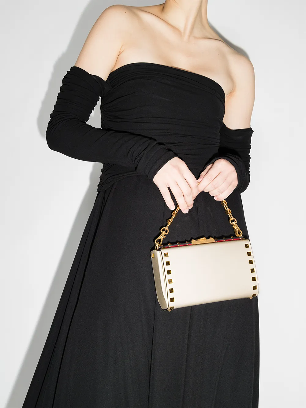 фото Valentino garavani сумка через плечо rockstud alcove