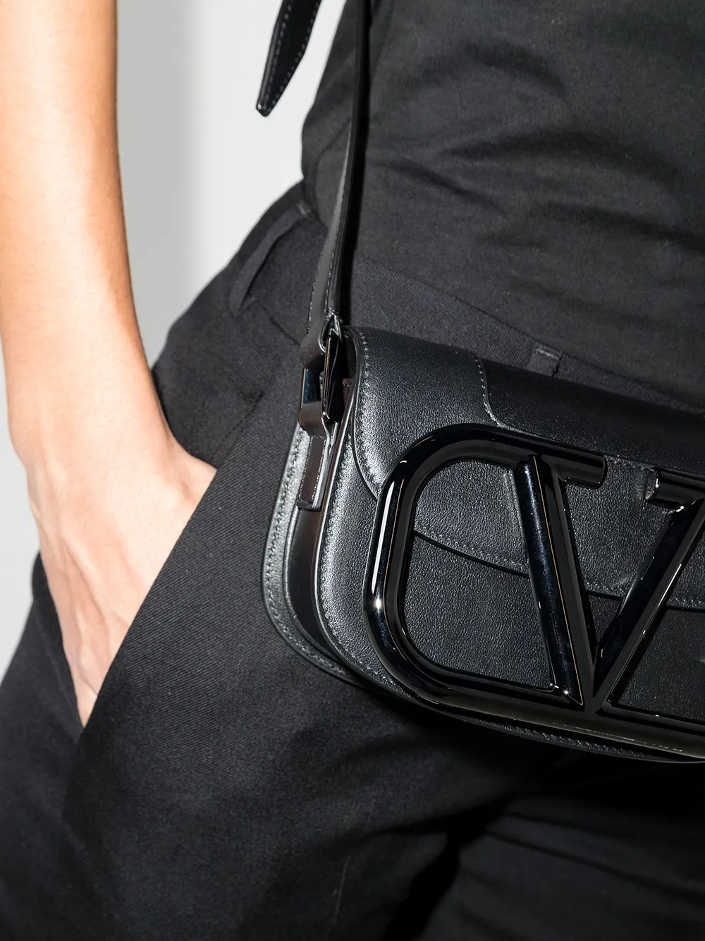 фото Valentino garavani сумка через плечо supervee