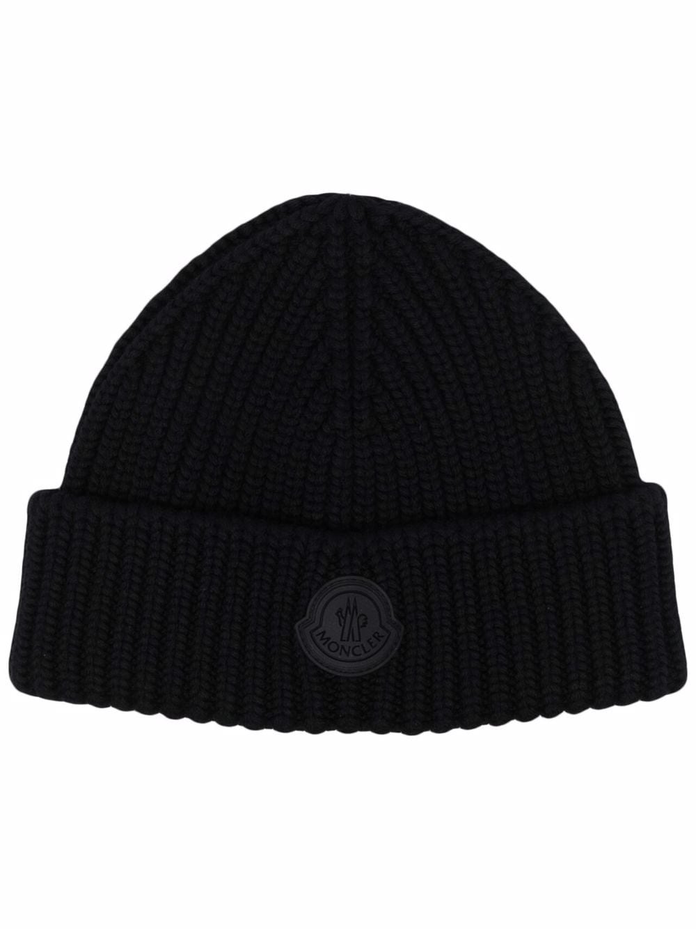 фото Moncler шапка бини в рубчик с нашивкой-логотипом