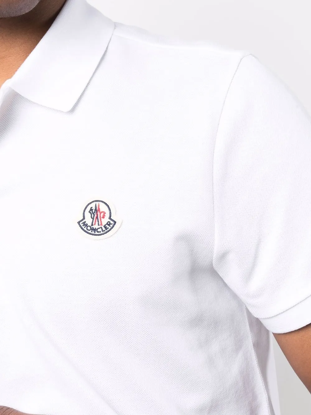 фото Moncler рубашка поло с короткими рукавами и нашивкой-логотипом