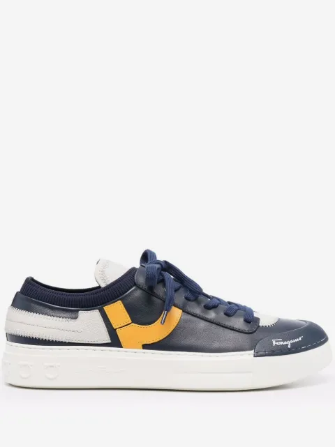 Ferragamo tenis con logo estampado