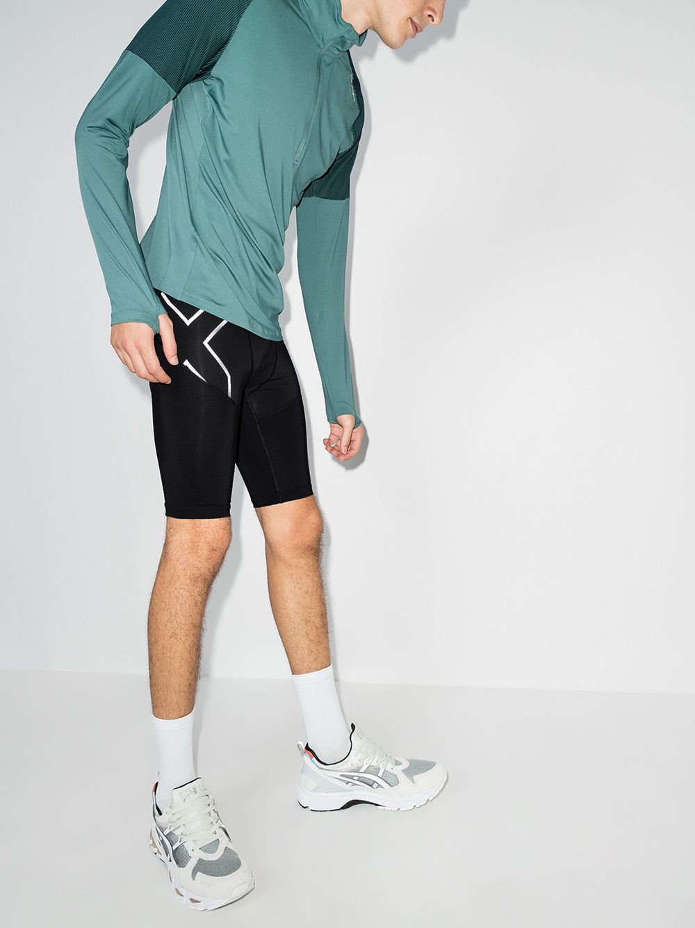 фото 2xu 2xu aerovent comp shrts blk slvr