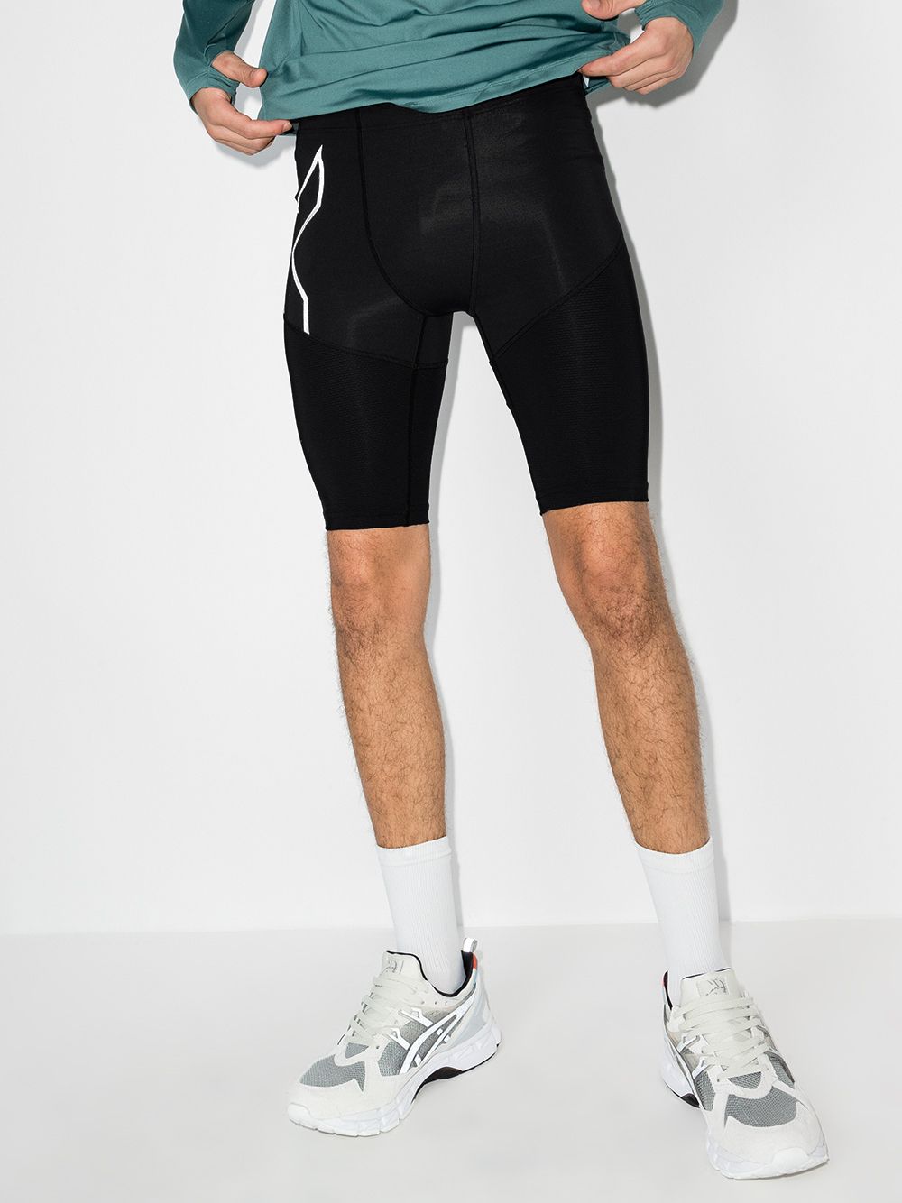 фото 2xu 2xu aerovent comp shrts blk slvr