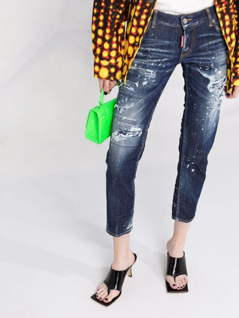 фото Dsquared2 укороченные джинсы с эффектом потертости
