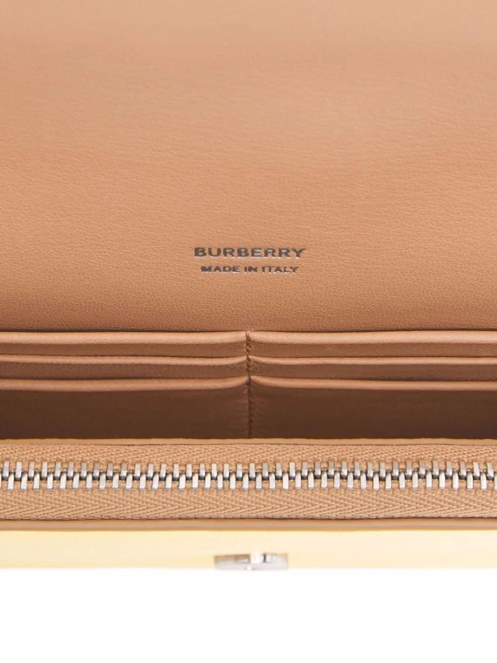 фото Burberry мини-сумка tb с эффектом металлик