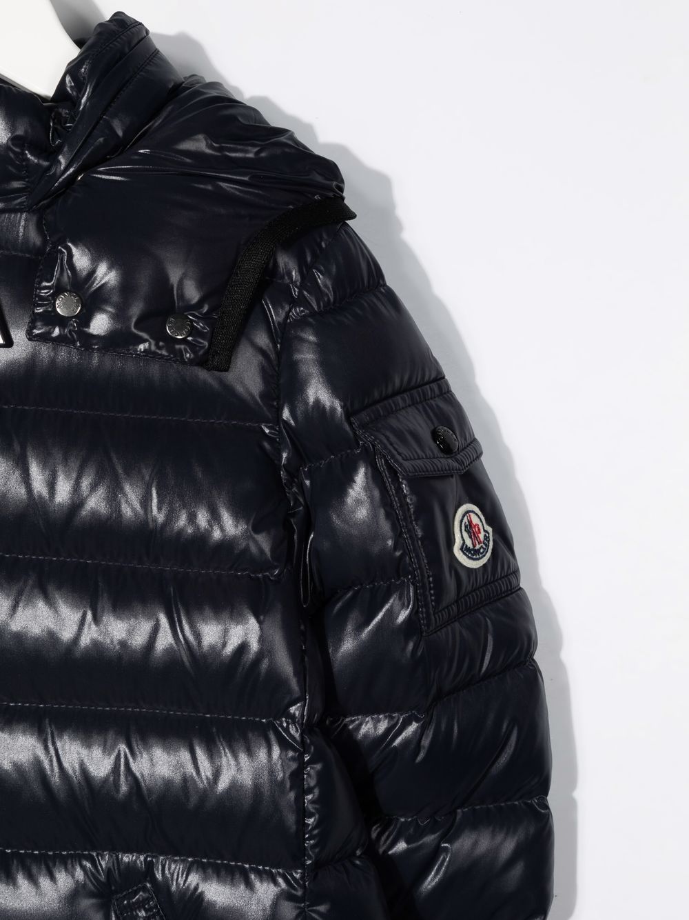 фото Moncler enfant пуховик с нашивкой-логотипом