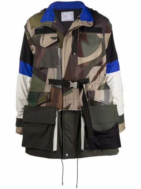 sacai abrigo con estampado militar