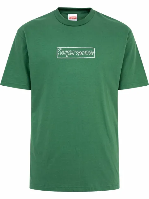 Supreme playera con logo de tiza de Supreme x KAWS 