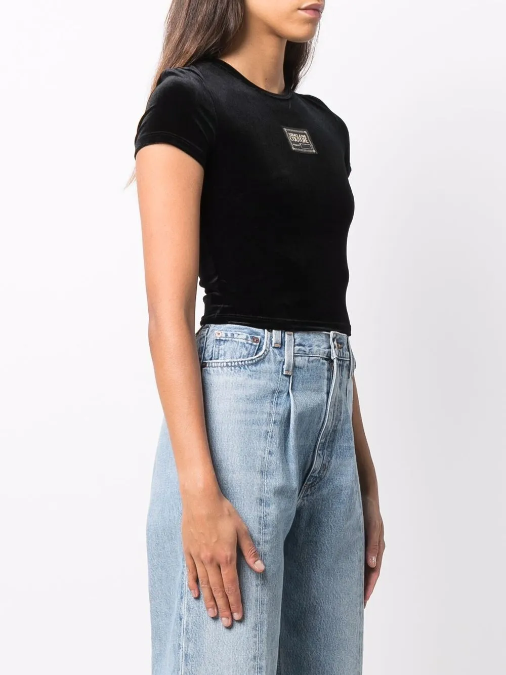 фото Versace jeans couture укороченная футболка с нашивкой-логотипом