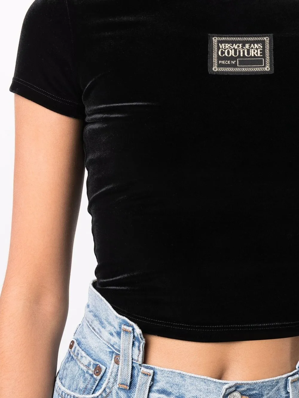 фото Versace jeans couture укороченная футболка с нашивкой-логотипом