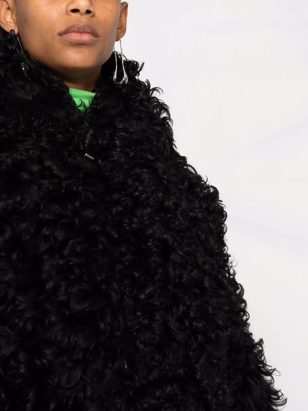 фото Bottega veneta укороченная куртка-бомбер из овчины