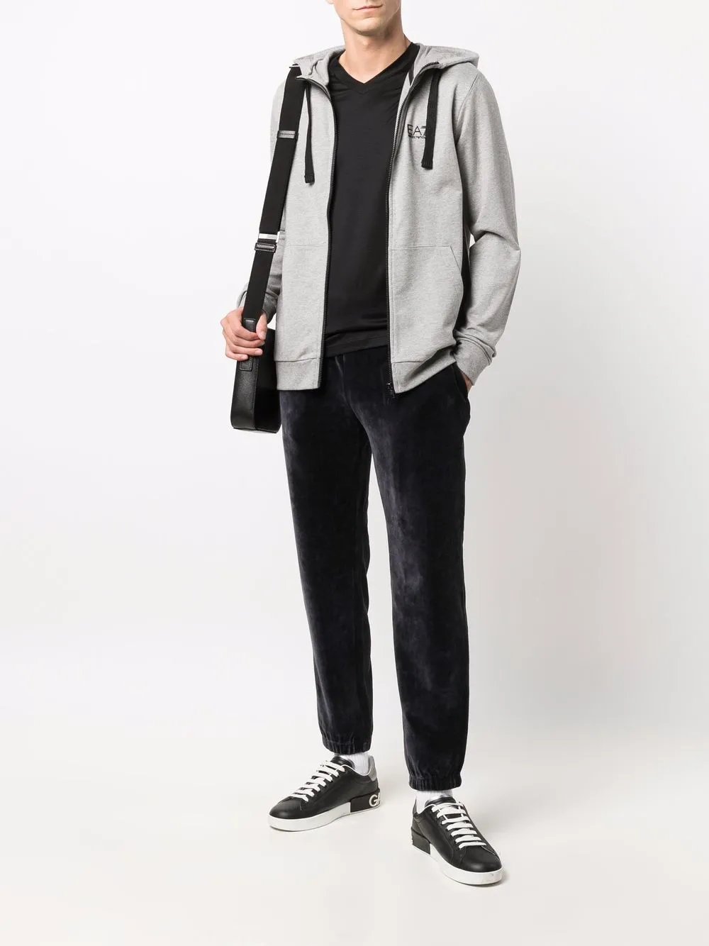 фото Emporio armani футболка с v-образным вырезом и логотипом