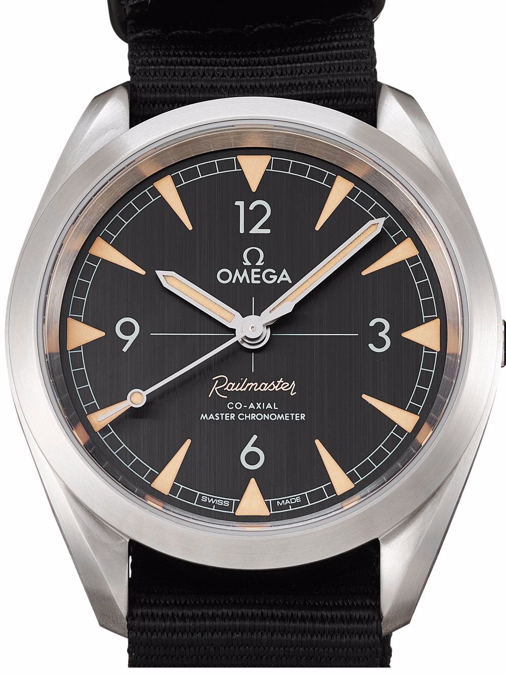 фото Omega 2018 pre-owned seamaster railmaster 40mm