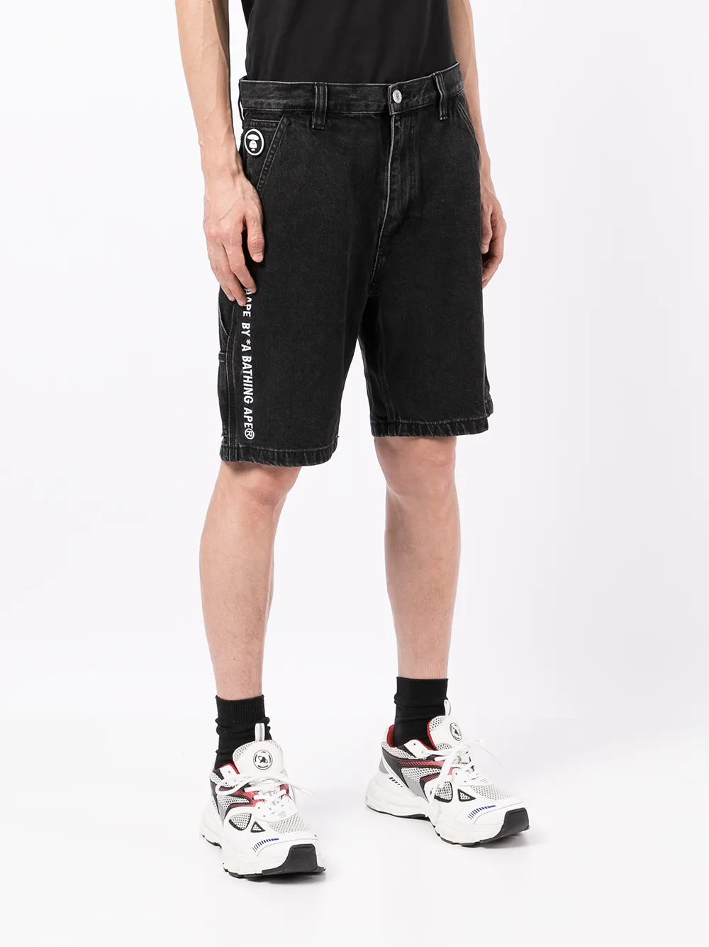 фото Aape by *a bathing ape® джинсовые шорты с вышитым логотипом