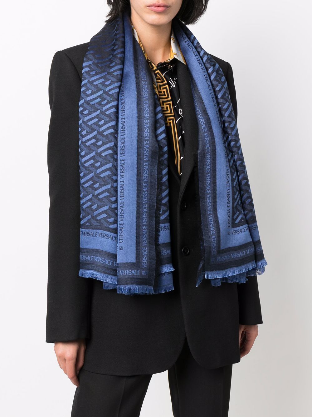 фото Versace платок из смесовой шерсти с геометричным узором