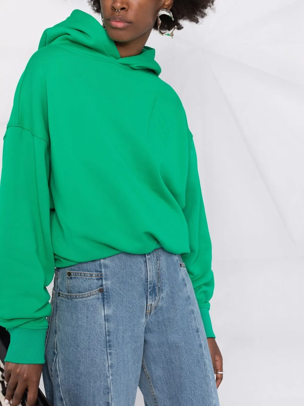 фото The attico укороченное худи maeve с приспущенными плечами