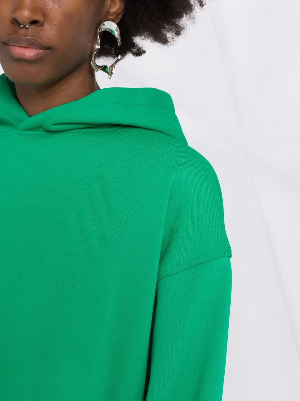 фото The attico укороченное худи maeve с приспущенными плечами